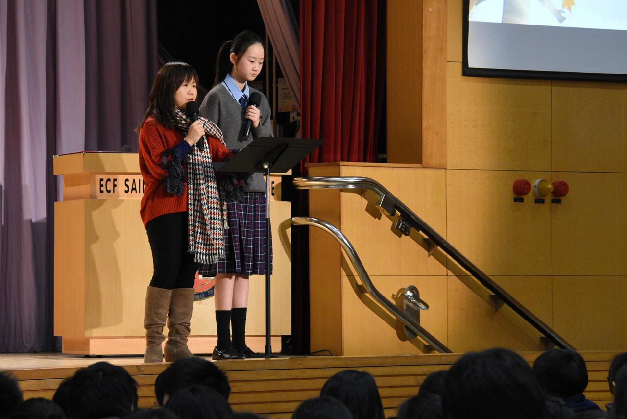 Miss Tse Ka Yee, together with Sue Chan from 2 Love, is leading the hymn singing.